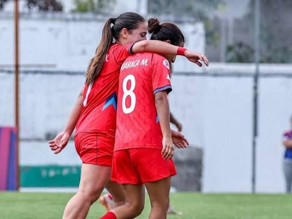 Competencia de obstáculos: atletas superan circuitos en categorías masculinas y femeninas