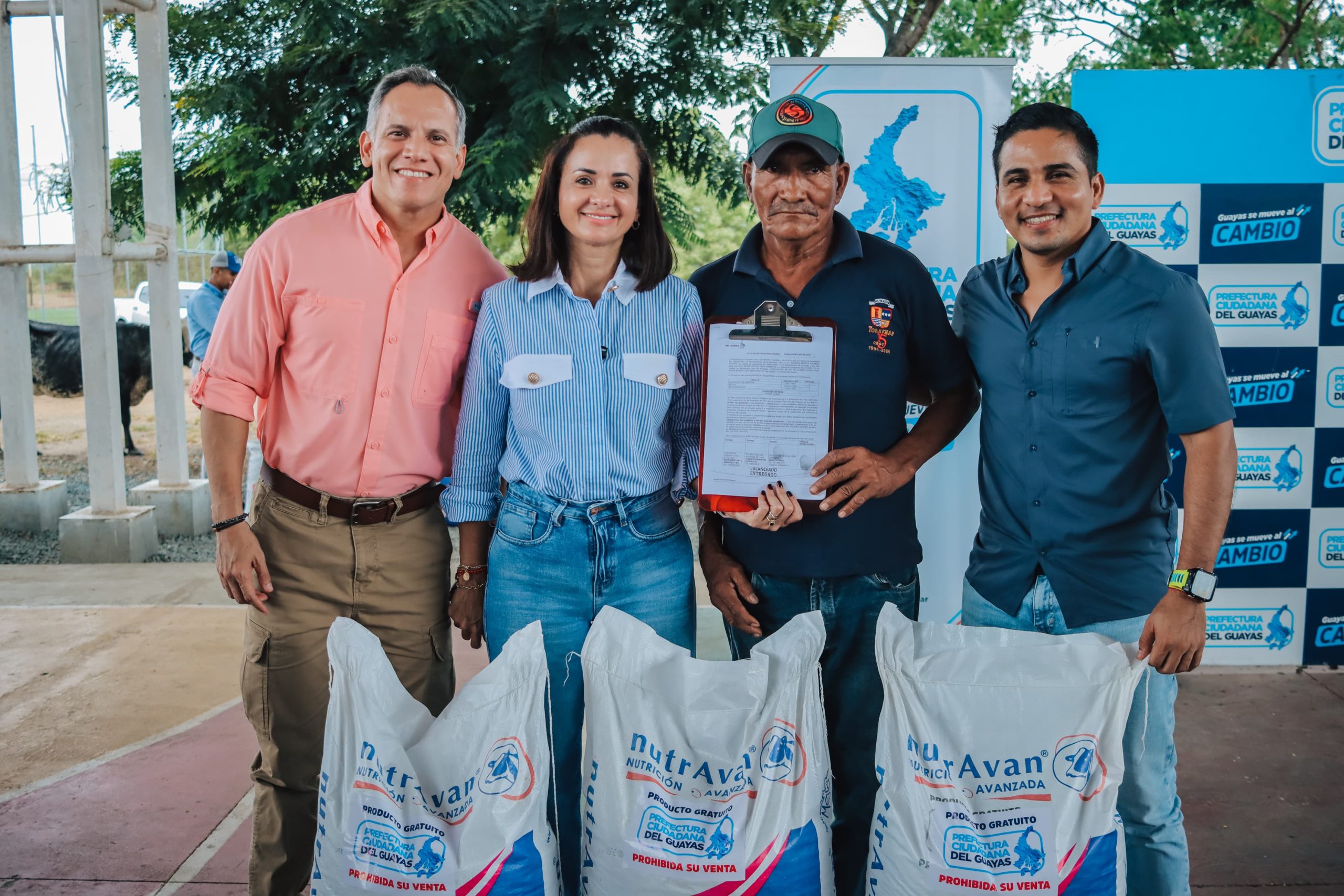 Prefectura del Guayas entrega insumos agrícolas y refuerza cooperación con bomberos en tres cantones