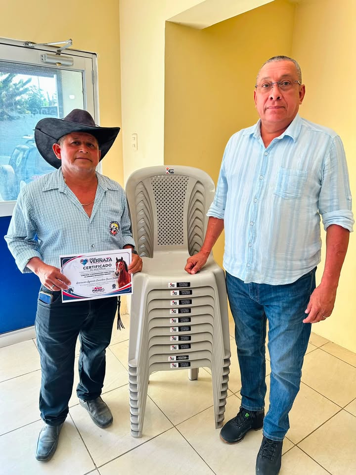 GAD Parroquial de Dos Esteros entrega sillas a Asociación Agrícola Buena Suerte