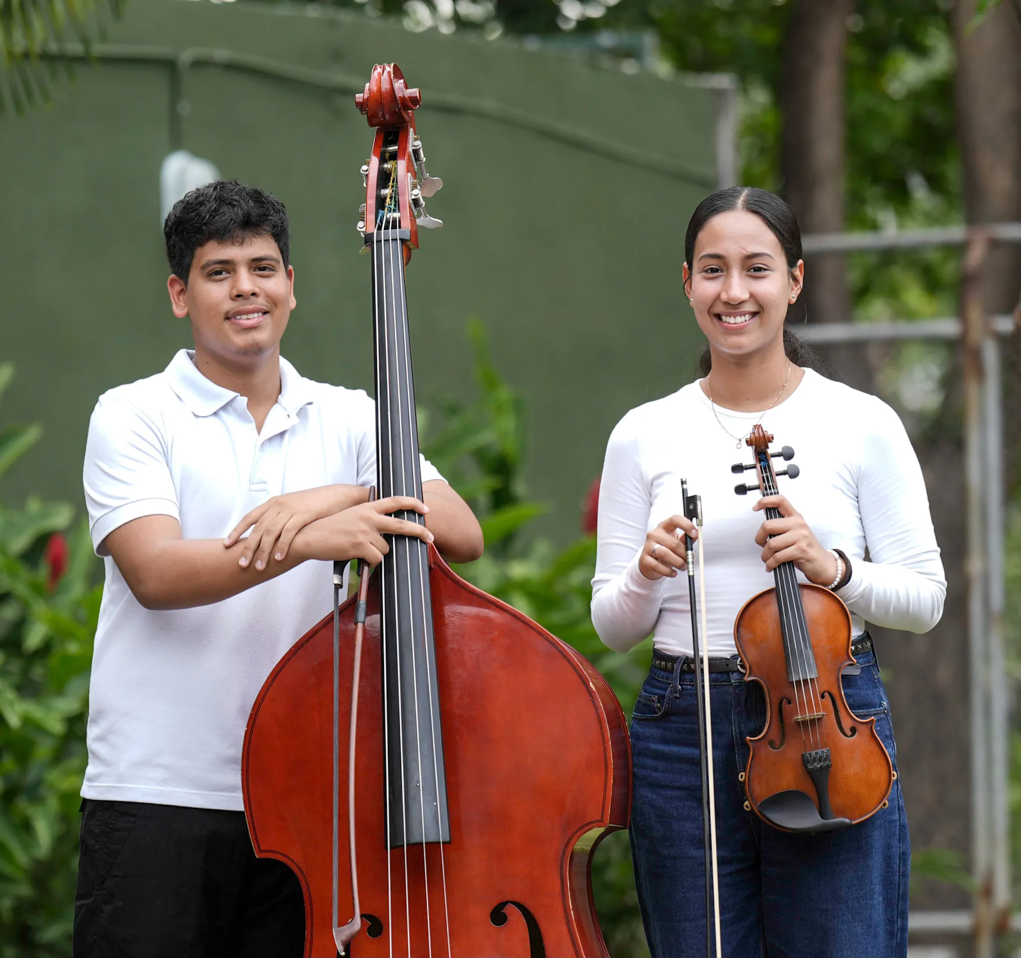 Dos jóvenes de la Sinfónica del Guayas viajan a Francia para estudiar en prestigioso conservatorio